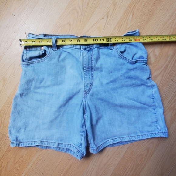 Levi's Woman's Denim Jean Shorts Size 14 - Picture 4 of 6